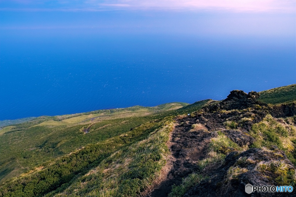 東京都・八丈島 八丈富士から望む青空と青い海 4