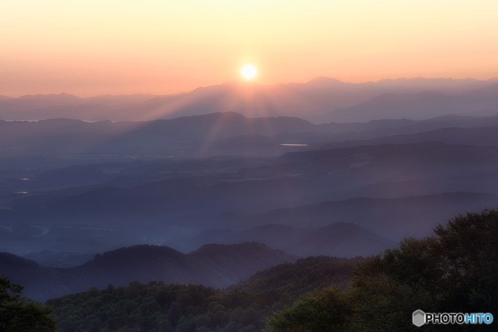 長野県・野沢温泉村 毛無山から日の出の風景