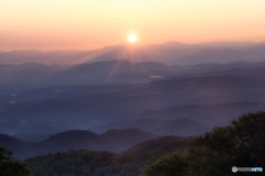 長野県・野沢温泉村 毛無山から日の出の風景