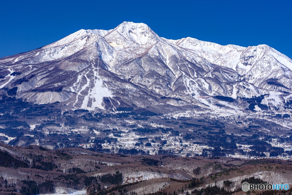 長野県・斑尾高原から望む冬の妙高山の風景 2