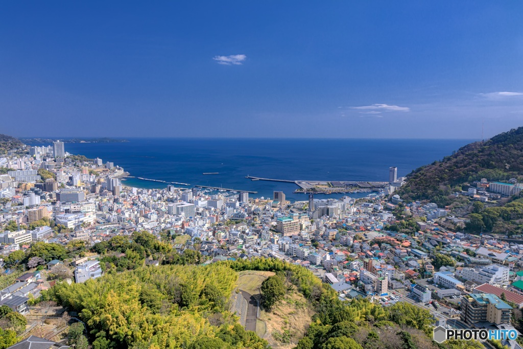 静岡県・高台から望む熱海の風景