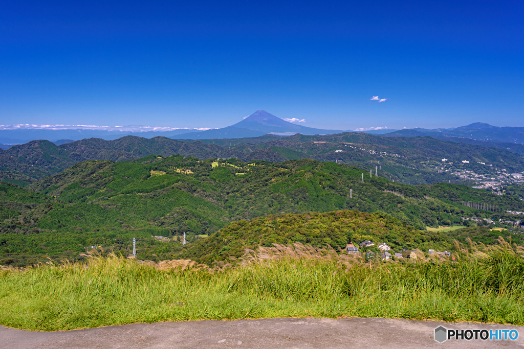 静岡県・伊東市 夏の大室山からの眺める富士山の風景