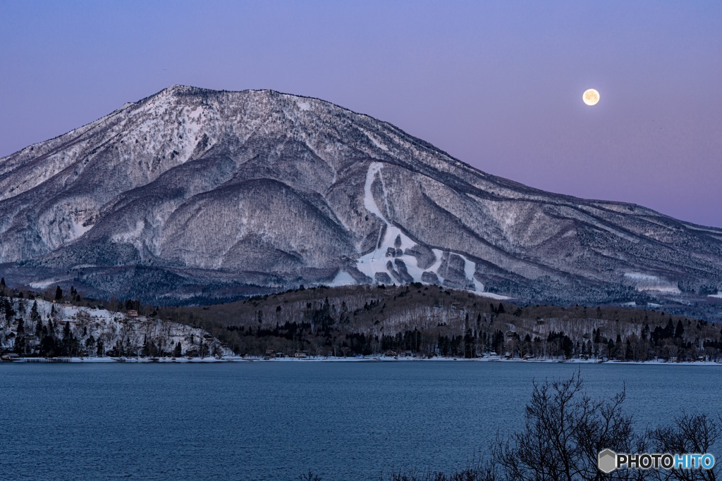 長野県・冬の野尻湖と黒姫山の夜明け 1
