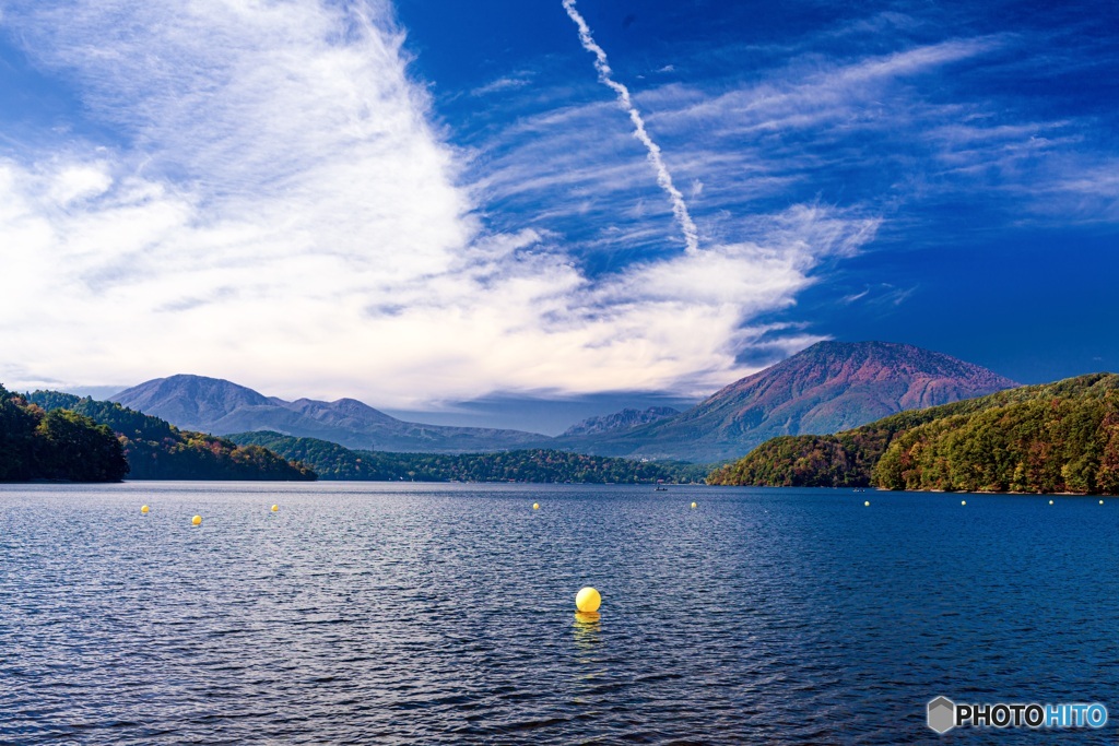 長野県・秋の野尻湖と紅葉の黒姫山