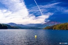 長野県・秋の野尻湖と紅葉の黒姫山