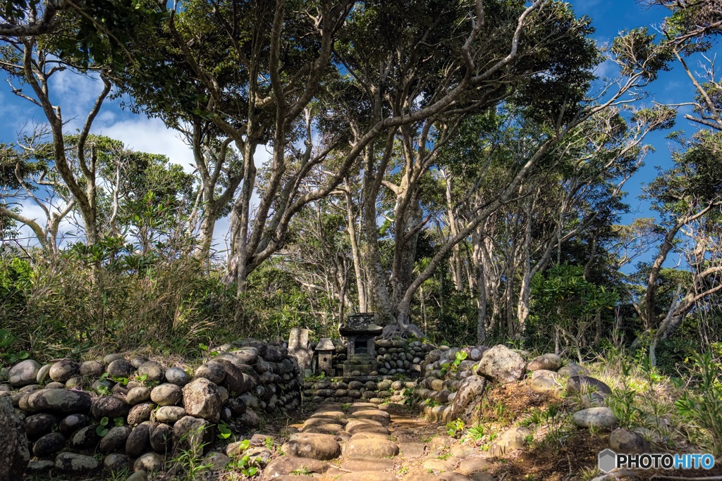 東京都・八丈島 裏見ヶ滝の祠