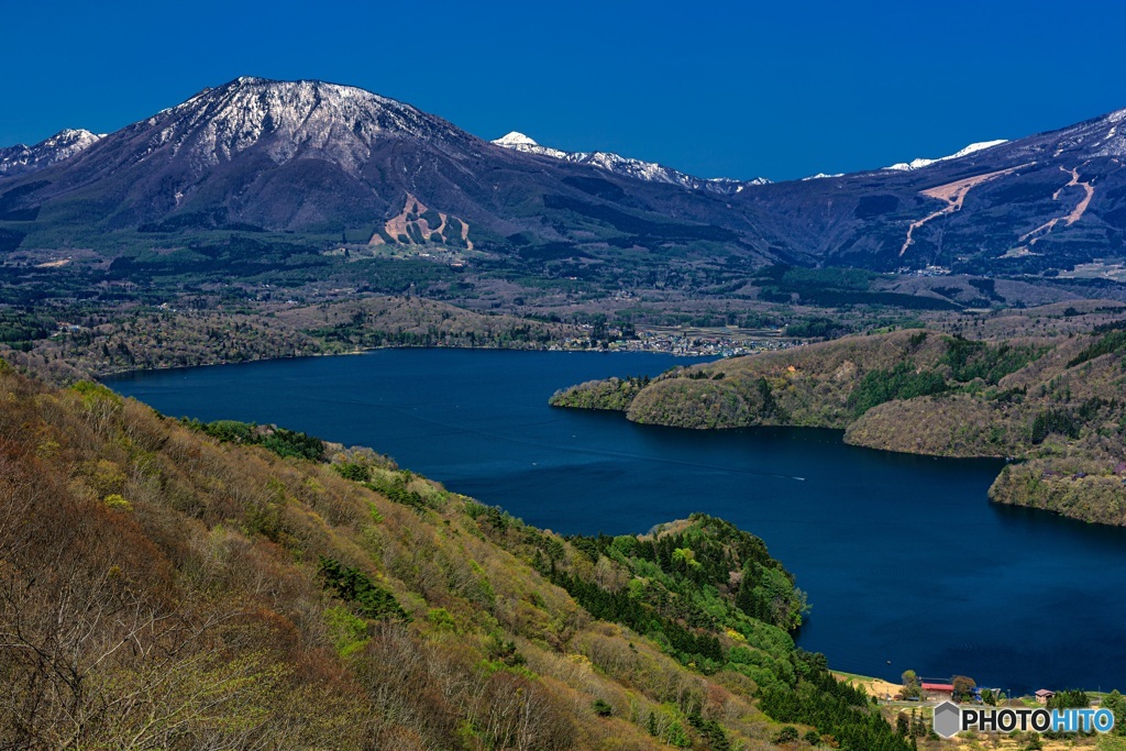 長野県・新緑の黒姫山と野尻湖の風景 2