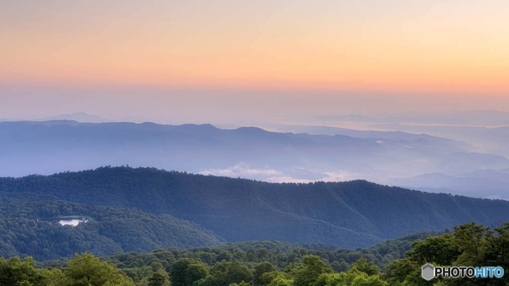 長野県・野沢温泉村 毛無山から眺める夜明けの山々の風景