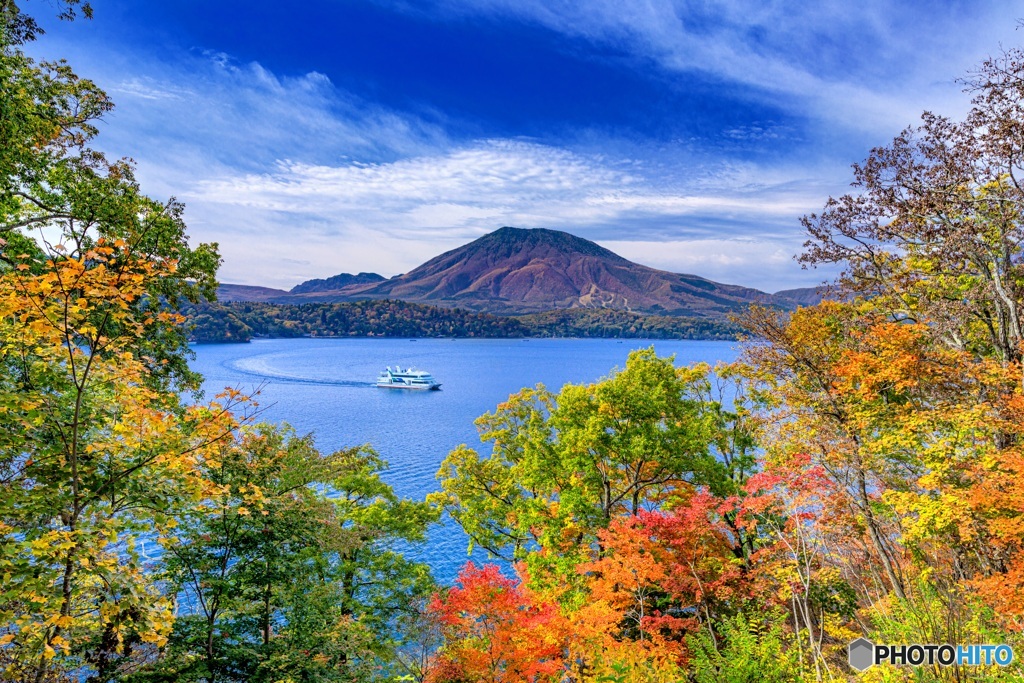 長野県・秋の黒姫山と野尻湖の風景