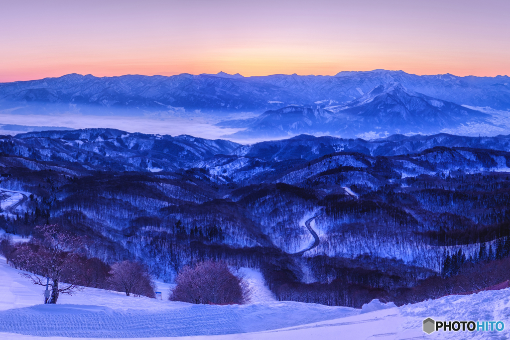 長野県・冬の斑尾山からの夜明け