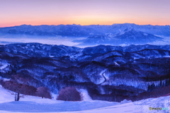 長野県・冬の斑尾山からの夜明け