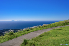 静岡県・伊東市 夏の大室山からの眺める利島の風景
