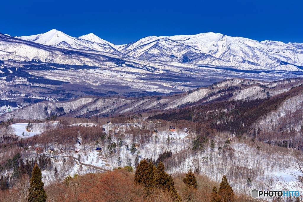 長野県・斑尾高原から望む冬の上越の山岳風景