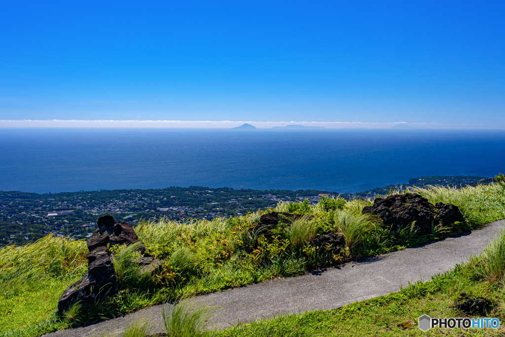 静岡県・伊東市 夏の大室山からの眺める伊豆諸島の風景