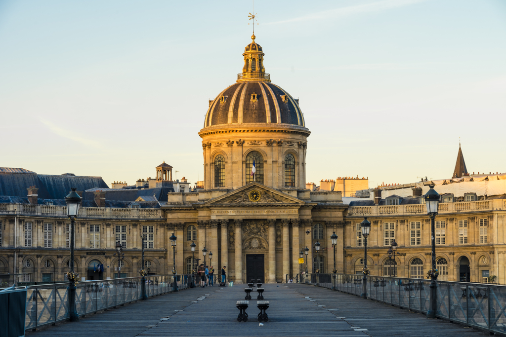 朝陽に照らされるフランス学士院