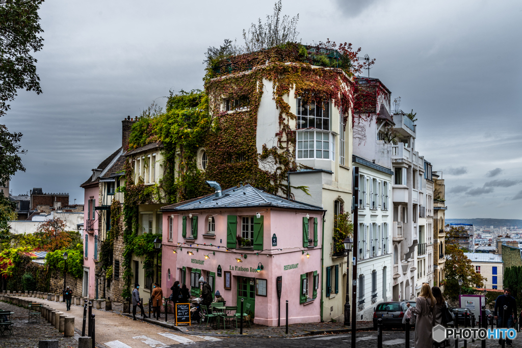 パリ 丘の上のピンクのレストラン