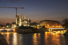 パリ　夕暮れのノートルダム