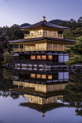 薄暮れの金閣寺