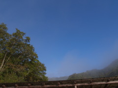 朝靄の消える、初秋の晴れ空