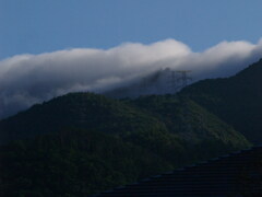 稜線の雲間に