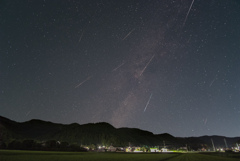 降り注ぐ流星たち