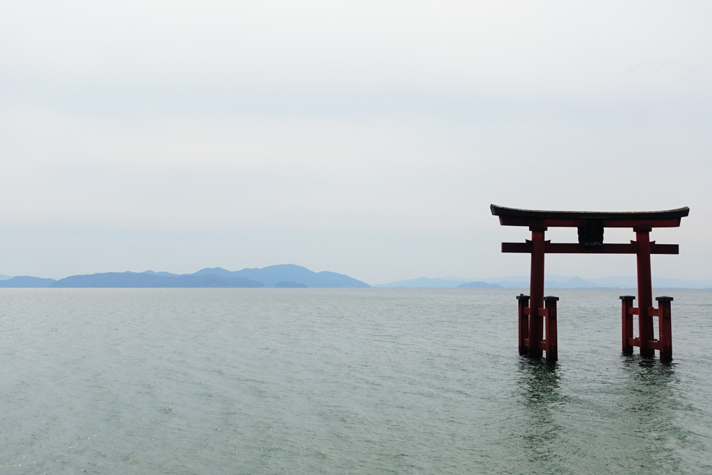 湖（うみ）に佇む