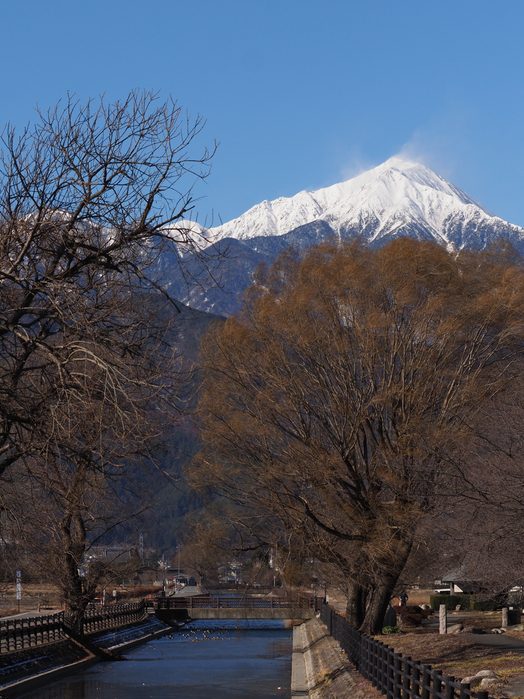 雪煙の常念と冬の拾ヶ堰