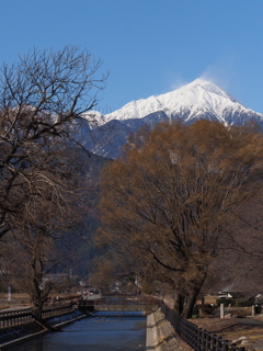 雪煙の常念と冬の拾ヶ堰