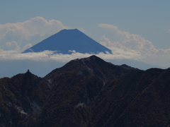 鳳凰三山と浮かぶ富士山