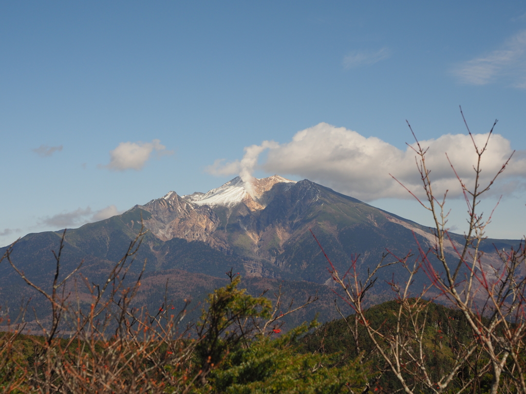 小秀山より御岳山を望む