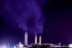 南十字星と発電所の煙