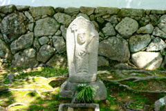 奈良　新薬師寺境内の石仏