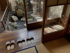 磨りガラスの安らぎ　ゲストハウス糸屋