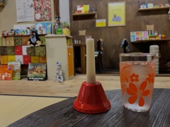玩具と絵本でベルを鳴らせない　喫茶とごはんきんたんち