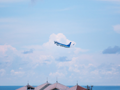 青い空と海と飛行機と