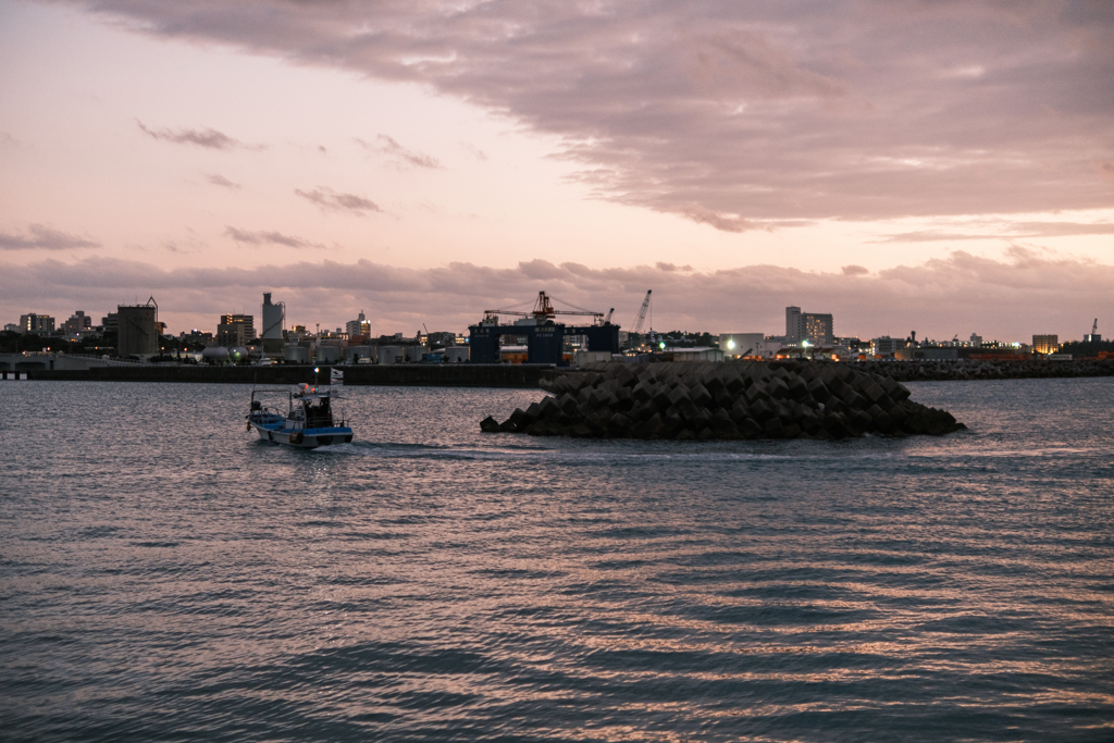 夕暮れ時の港