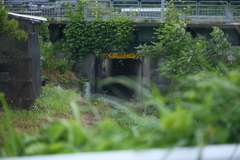 高架下の入り口