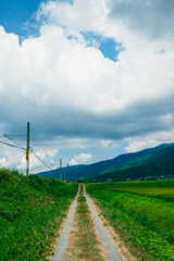 空に続く道