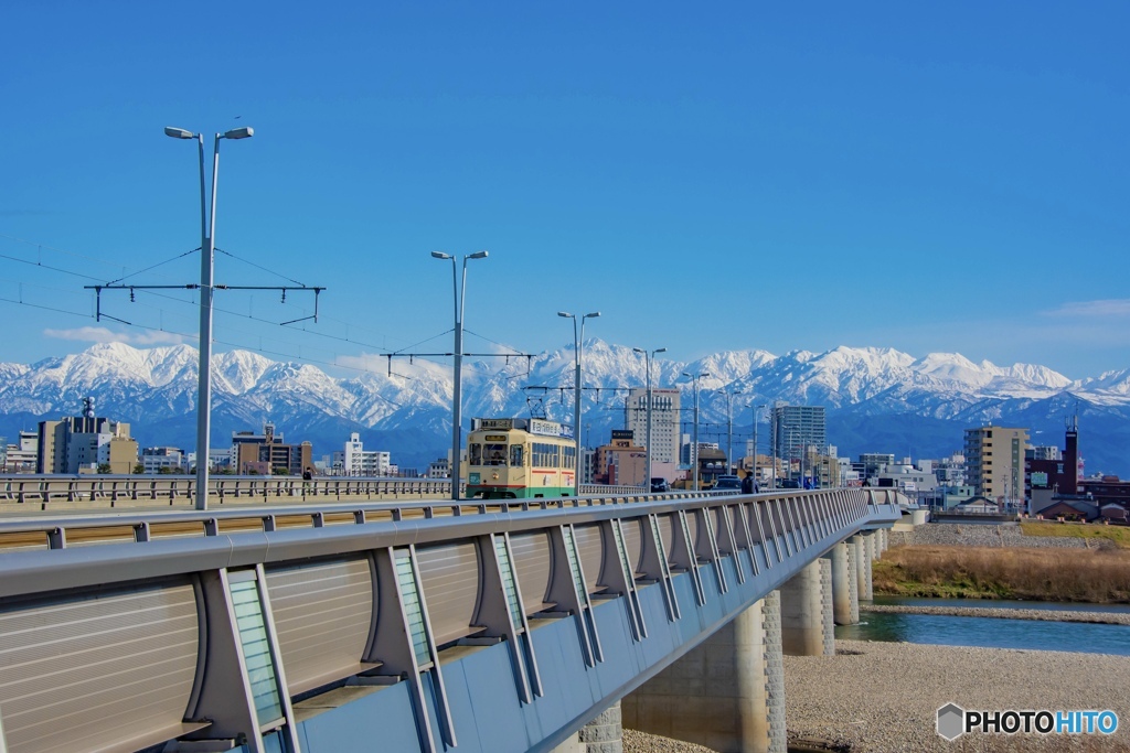 立山と市内電車