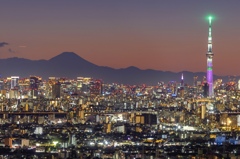 富士山と鬼滅の刃特別ライトアップのスカイツリー