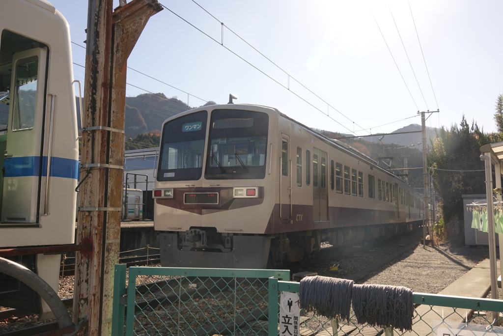 旧塗装の元西武鉄道の車両