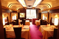 食堂車の内部