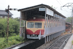 雨の小布施駅！？
