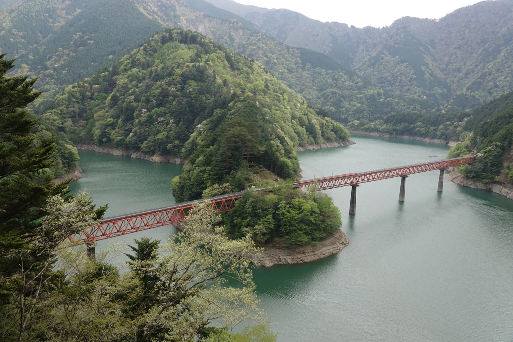 奥大井湖上駅と接阻湖（大井川）