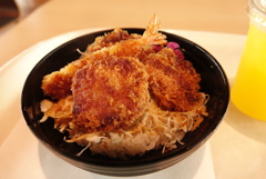 昼食のエビフライとヒレカツ丼