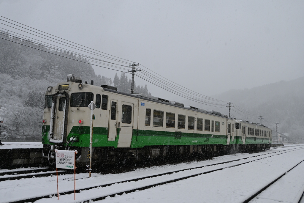 雪の会津川口駅とキハ40形車両