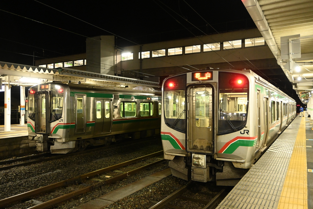 肌寒い早朝の会津若松駅のホーム➀