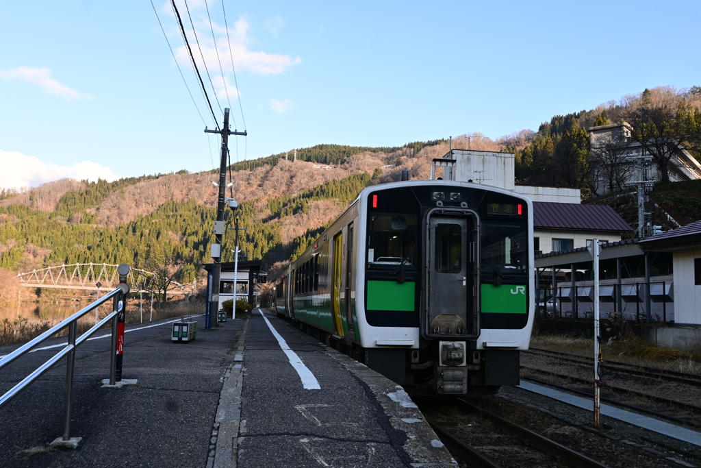 会津川口駅のホームに停車中の新型車両➀