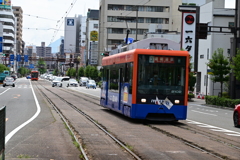 一六タルト本店付近を走行する市内電車