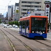 一六タルト本店付近を走行する市内電車